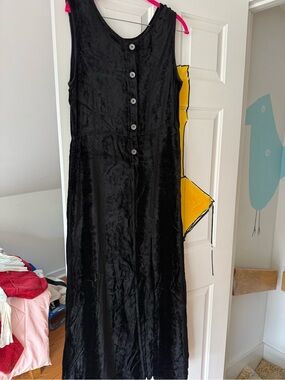 Cut Loose Black Sleeveless Velvet Dress with Buttoned back